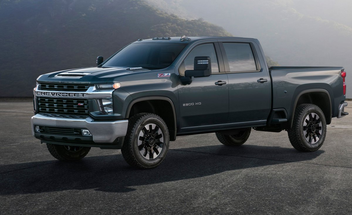 CARandDRIVER's tweet photo. The new 2020 @Chevrolet Silverado HD looks way different than the 1500: https://t.co/lcALvjoVf1 https://t.co/i7FwcLwKIF