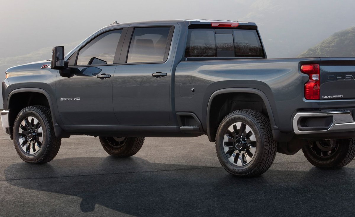 CARandDRIVER's tweet photo. The new 2020 @Chevrolet Silverado HD looks way different than the 1500: https://t.co/lcALvjoVf1 https://t.co/i7FwcLwKIF