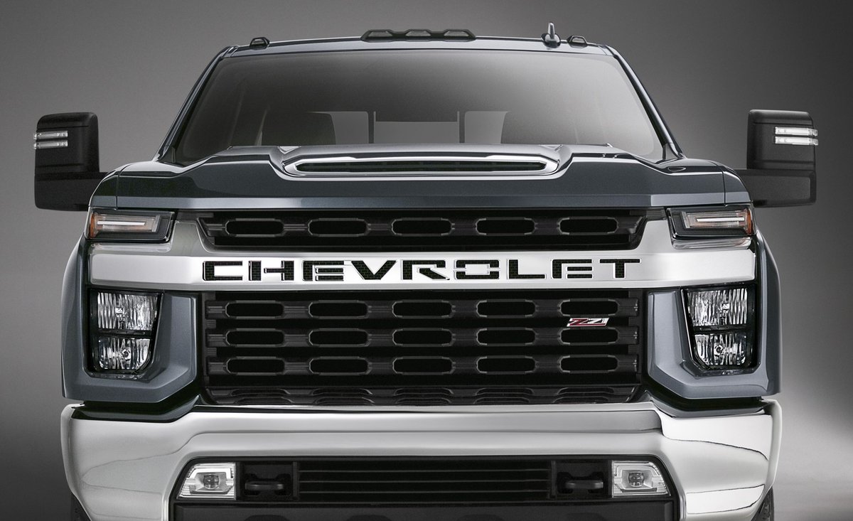 CARandDRIVER's tweet photo. The new 2020 @Chevrolet Silverado HD looks way different than the 1500: https://t.co/lcALvjoVf1 https://t.co/i7FwcLwKIF