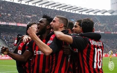 acmilannewscom's tweet photo. Milan dhe San Siro po i rikthehen fitoreve.. 5 ndeshje te fituara nga 7 ndeshje te zhvilluara ne San Siro. Sezonin e shkuar numeroheshin vetem 3 fitore nga 7 ndeshje te luajtura!
.
.
.
#dazn #fotball #soccer #sport #news #calcio #forzamilan #milan #milano #rossoneri #rossone… https://t.co/e2DPhXnpMR