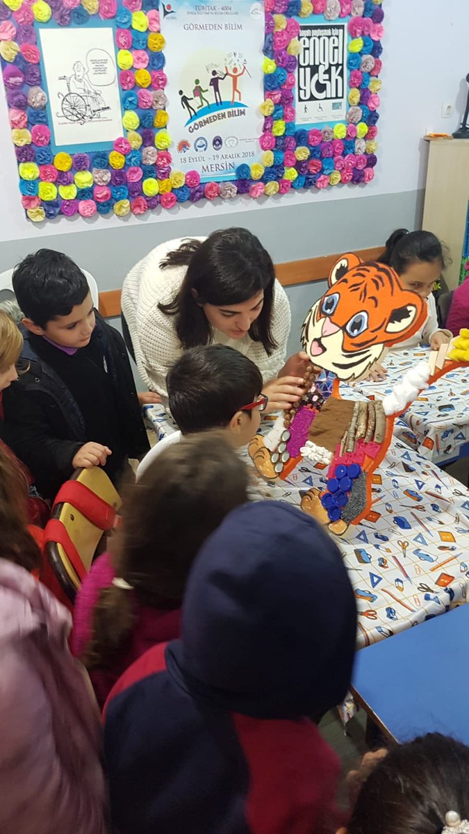 Zeynep__Guvenc's tweet photo. Mersin Uğur Okullarının duyarlı öğretmen ve öğrencileri görme engeli olan öğrenciler için hazırladıkları doku #Tiger ‘ı ile özel eğitim gören öğrencileri ziyaret ettiler. Onların ihtiyaçlarını birazda olsa karşılayacak oyuncaklar tasarlayarak hediye eden Koca yürekli #UTiger lar. https://t.co/MKWxjnS1DF