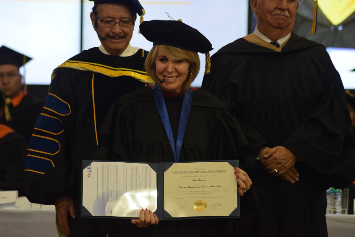 UpbBolivia's tweet photo. Engrandeció con su presencia Professor Renée Mauborgne, reconocida con el título Doctor Honoris Causa.
#UPBCBBA #COLACIÓN2018 https://t.co/SorWHfS0Et