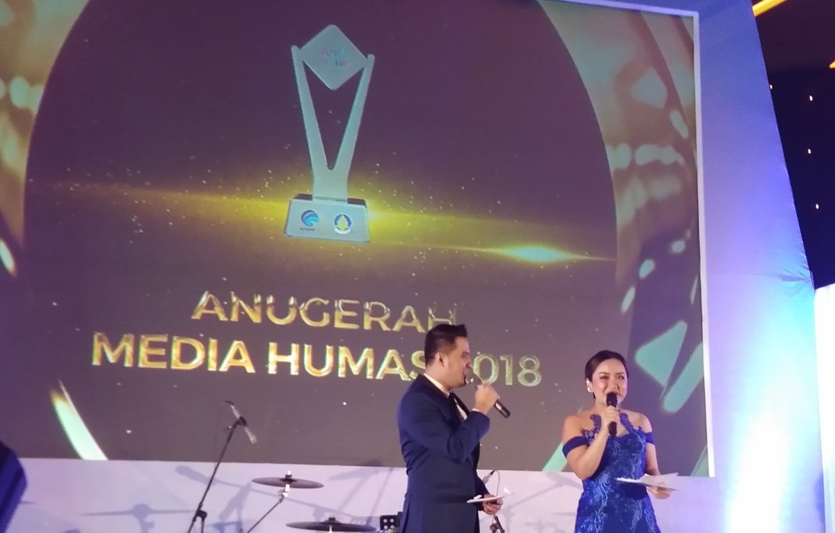 paulakaramoy's tweet photo. Anugrah Media Humas'18 adlh acara tahunan tokoh humas dibawah naungan @kemkominfo. Anugrah kpd tokoh kehumasan sbh apresiasi yg diberikan kpd para pelaku kehumasan yg memiliki komitmen utk trs mendukung kegiatan kehumasan.#SAIK2018  #AksiInfokom2018 #AMH2018 https://t.co/Qp46QJMlIo
