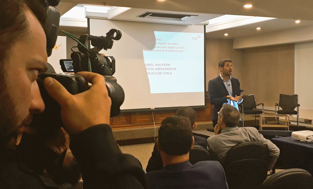 En este momento, <a href="/d_halpern/">daniel halpern</a> expone en seminario #DiálogoCGE de <a href="/CGE_Energia/">CGE</a> y <a href="/SofofaChile/">SOFOFA</a>  acerca de la influencia de las #RedesSociales en situación de crisis. Te invitamos a seguirnos vía streaming en bit.ly/SemCGERRSS.