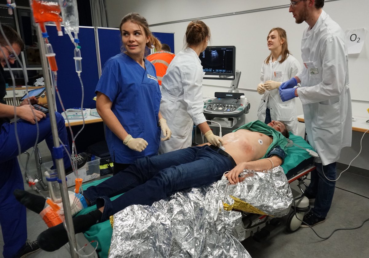 notfallini_HD's tweet photo. Eine fordernde SkillsNight liegt hinter unseren 24 Teilnehmern, die Freitag Nacht ihre Fertigkeiten unter Beweis stellen konnten. Bis kurz nach drei Uhr morgens absolvierten sie spannende internistische und chirurgische Notfälle, unter anderem auch im Rettungswagen. https://t.co/eWPNlgI7rn