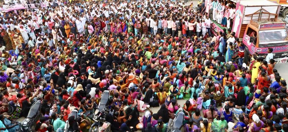 RaoKavitha's tweet photo. Roadshow at Mamidipally village of Armur constituency. @trspartyonline @jeevanreddytrs https://t.co/3lo0FNamkV