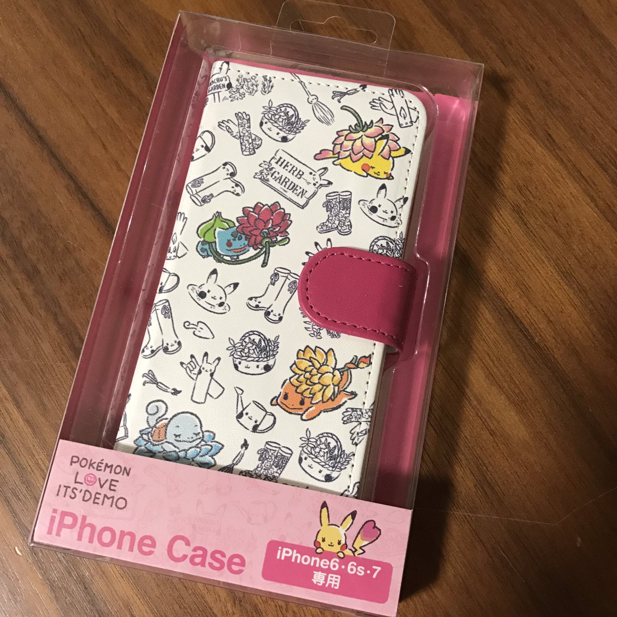 ちこりー スマホケース新調 ˊᗜˋ だいぶ前のイッツデモのポケモンコラボで買っといたやつ 今まで使ってたケースと開きが逆だから慣れるまでちょっとかかりそう ˆ ˆ