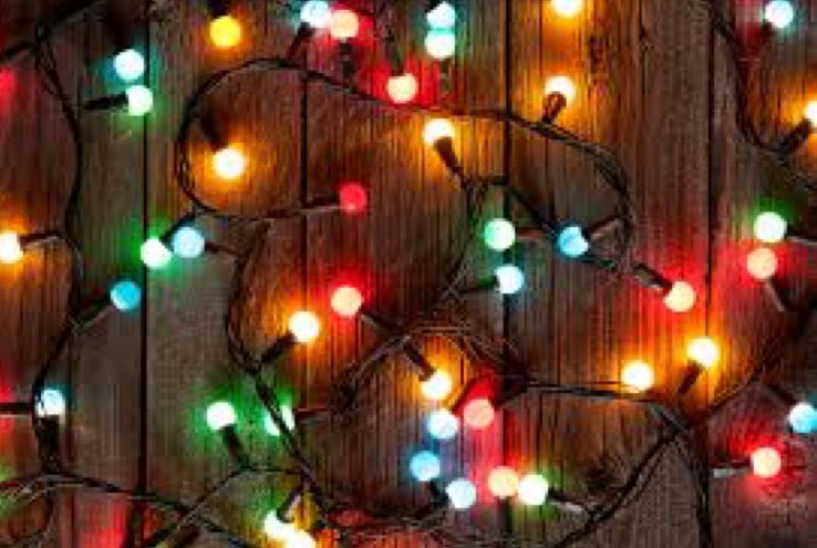re3recycling's tweet photo. DAY 4️⃣🎄
Have you just put up your #Christmas tree and found out that Christmas lights are broken? Don’t bin them, take them to our recycling centres - Longshot Lane, Bracknell or Island Road, Reading - we’re open every day except of Christmas Day, Boxing Day and New Years! https://t.co/Lwk4EoLsAA