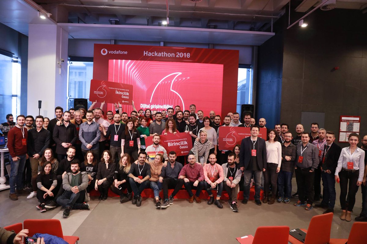 YouthRepublic's tweet photo. Vodafone, ‘Dijital Girişimciliğini Hackathon’da Göster’ dedi; Youth Republic ekibi, dijital girişimcilerin ilk etkinliğinde teknoloji dünyasını sahaya indirdi! #VodafoneHackathon2018 https://t.co/r9NWFGmCsT