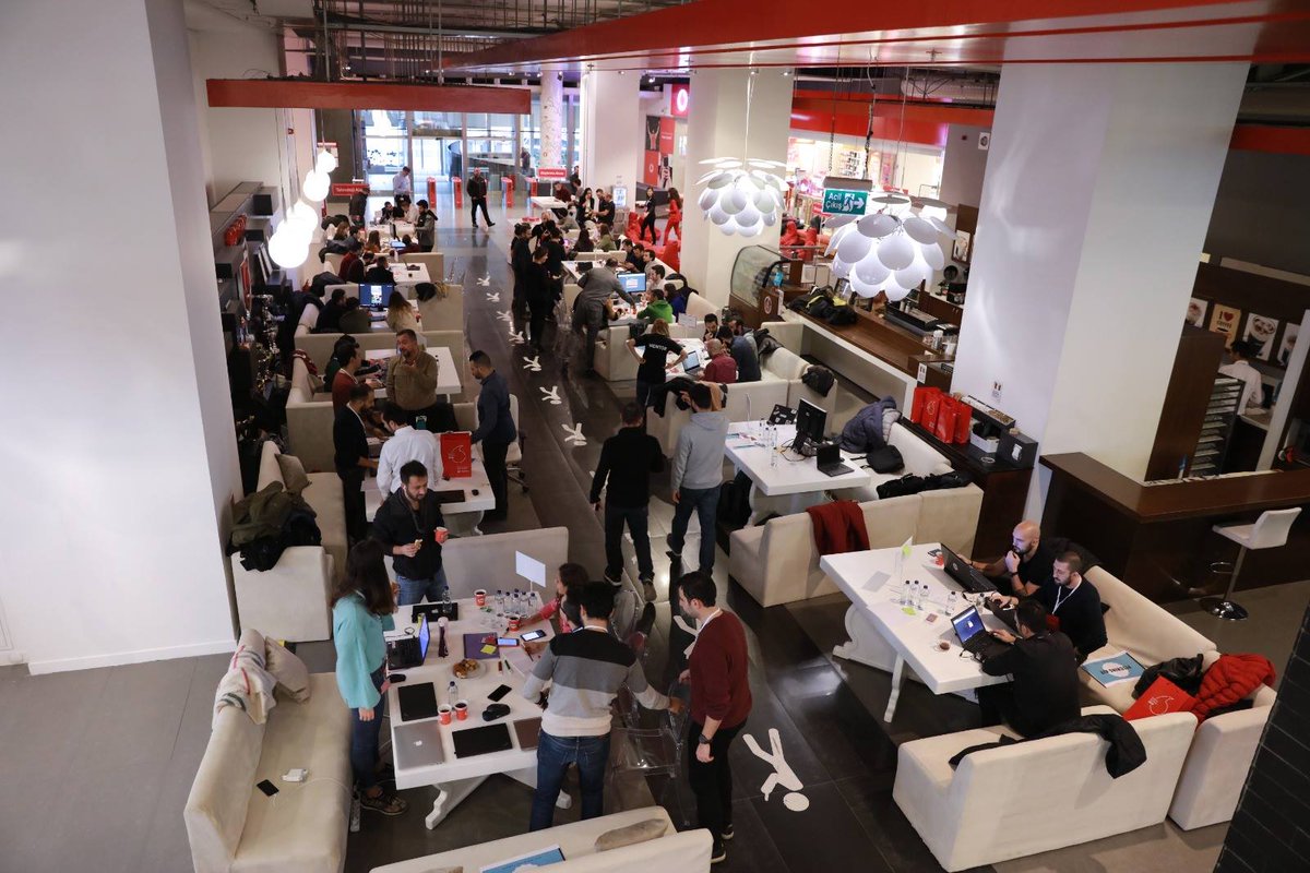 YouthRepublic's tweet photo. Vodafone, ‘Dijital Girişimciliğini Hackathon’da Göster’ dedi; Youth Republic ekibi, dijital girişimcilerin ilk etkinliğinde teknoloji dünyasını sahaya indirdi! #VodafoneHackathon2018 https://t.co/r9NWFGmCsT