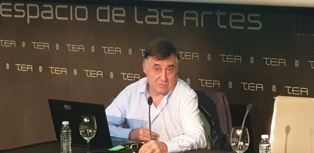 AccionExterior's tweet photo. Armado unicamente con su cámara @gervasanchez lleva más 35 años trabajando en conflictos belicos. En su conferencia #dignidadhumana plantea una visión poco optimista de las personas y crítica con los gobiernos. Reflexiona sobre la vida que emerge entre la violencia y la muerte. https://t.co/f0FRenooU3