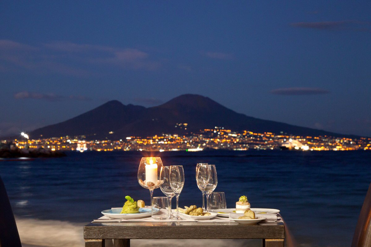 Napoli, uno spaccato di bellezza 💙 #Napoli #ForzaNapoliSempre #PalazzoPetrucci