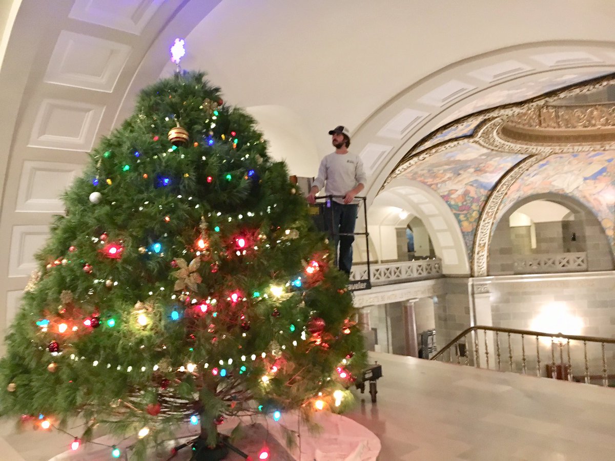 MissouriOA's tweet image. @MissouriOA’s FMDC crew hard at work this morning with @GovParsonMO’s team to decorate a beautiful Christmas tree in front of the Governor’s Office! #MoCapitol