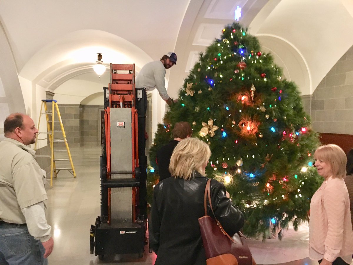 MissouriOA's tweet image. @MissouriOA’s FMDC crew hard at work this morning with @GovParsonMO’s team to decorate a beautiful Christmas tree in front of the Governor’s Office! #MoCapitol