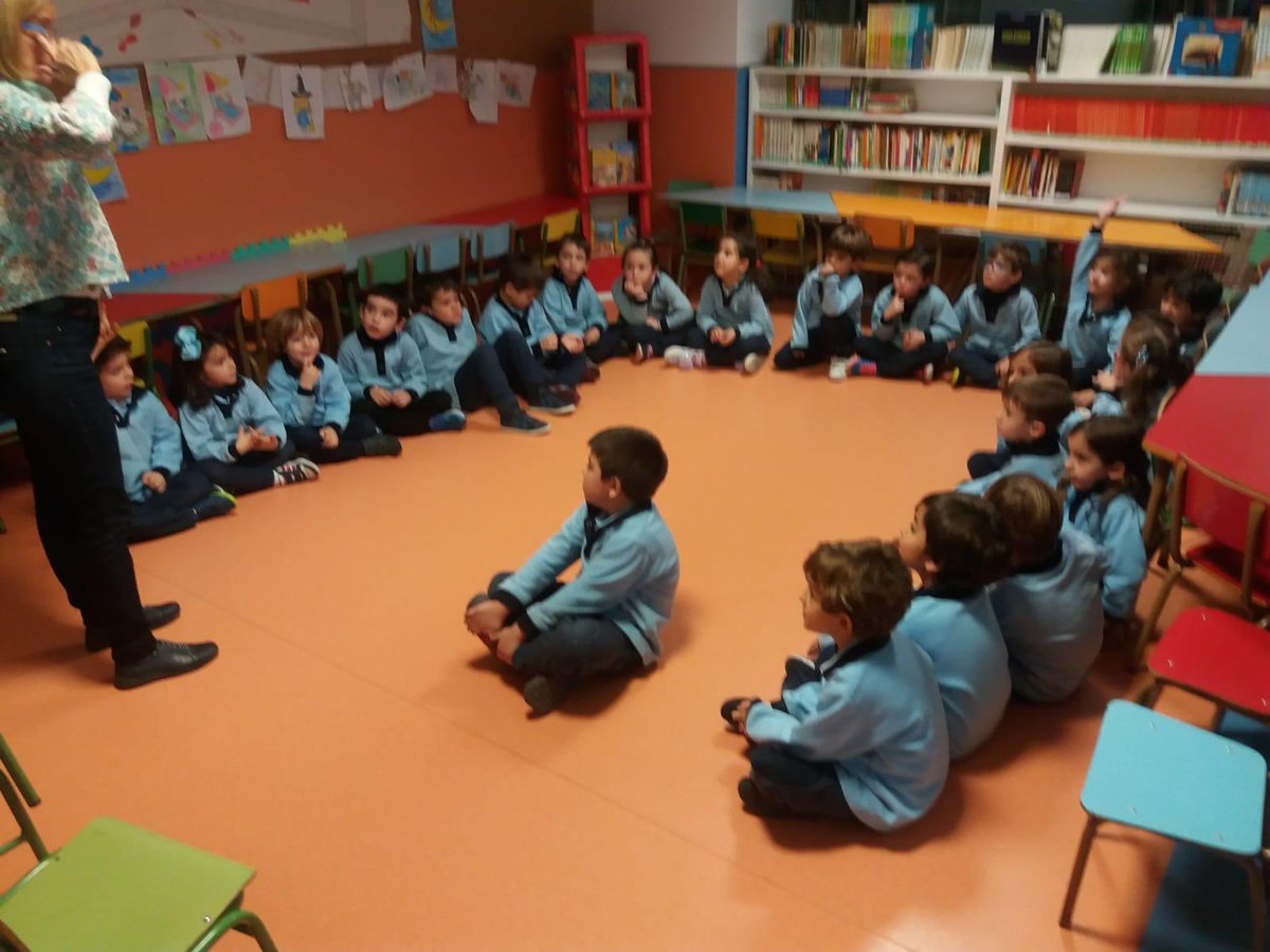 Animación lectora de los niños de 5 años en nuestra #biblioteca del cole #MásQueTresLetras #marianistascr #animaciónlectora