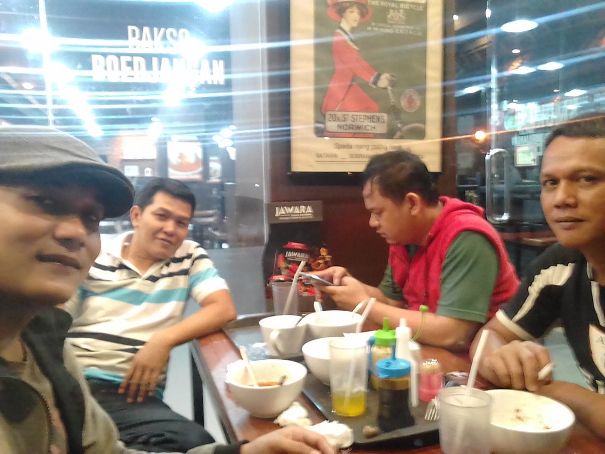 AhmadAsgaf's tweet photo. Hidup tak seindah kita bayangkan .
#IndonesiaTanpaPacaran 
#kulinerbakso
#baksoboejang https://t.co/wgNjVNWxB5