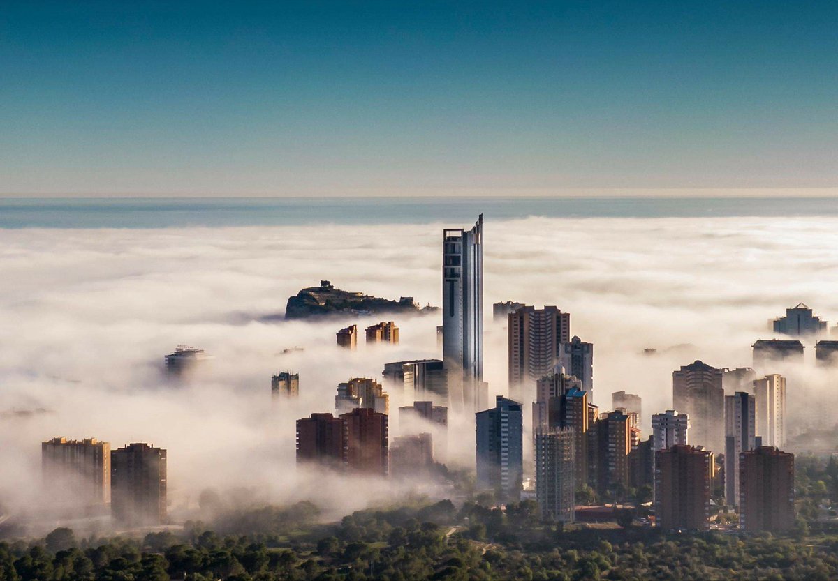 climatologia_ua's tweet image. Las nieblas de advección, protagonistas durante la tarde de hoy en el tramo comprendido entre Altea y Alicante. Espectacular fotografía de Benidorm y la Cala de Finestrat tomada por Javier Guijarro.