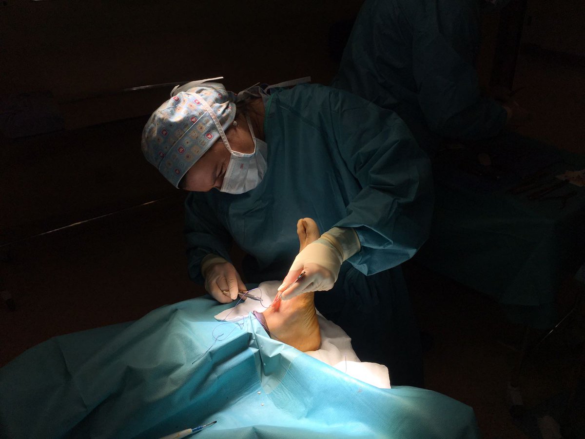 Antes de instrumentar hay que cuidar:
▶️Recibimiento del paciente 
▶️Verificación delCheck list
▶️Colaborar en la anestesia
▶️Colocación quirúrgica del paciente
▶️Seguridad del paciente
El trabajo del #quirofano no es sólo instrumentar,las funciones de #enfermeria son esenciales