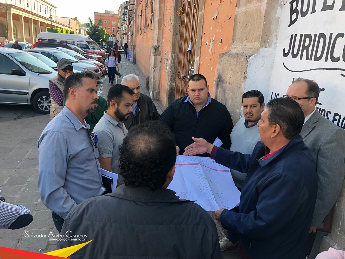 ArvizuCisneros's tweet photo. Este martes, junto a locatarios, vecinos y autoridades del Ayuntamiento de Morelia, nos reunimos para revisar los avances del proyecto de la calle Eduardo Ruíz, en la colonia Centro. #TransformandoMichoacán #SomosDistritoXVI #ElPTEstáDeTuLado https://t.co/nWOkzJFrAP