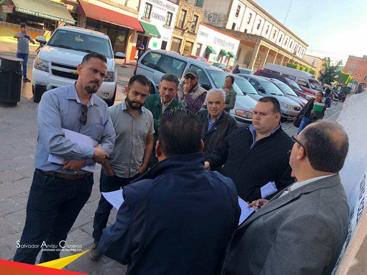 ArvizuCisneros's tweet photo. Este martes, junto a locatarios, vecinos y autoridades del Ayuntamiento de Morelia, nos reunimos para revisar los avances del proyecto de la calle Eduardo Ruíz, en la colonia Centro. #TransformandoMichoacán #SomosDistritoXVI #ElPTEstáDeTuLado https://t.co/nWOkzJFrAP