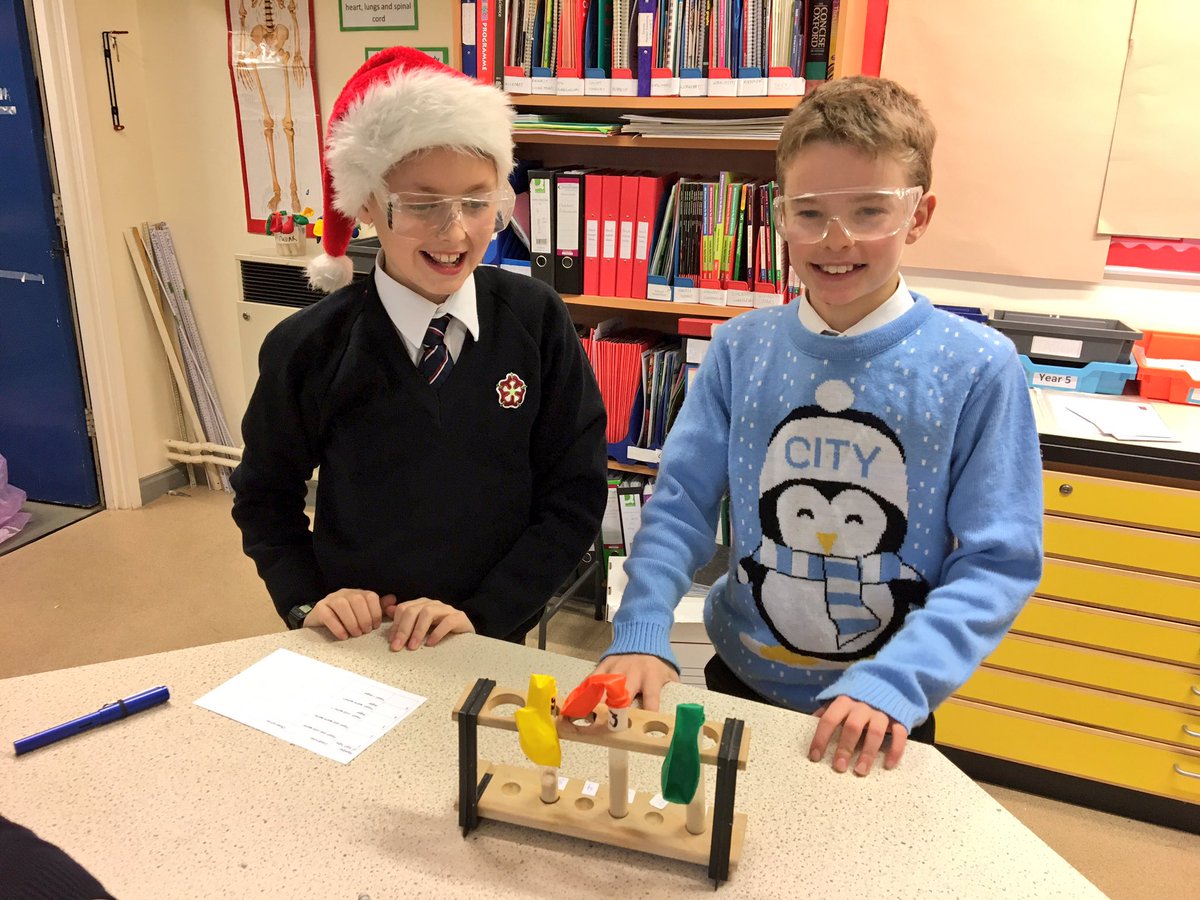 KESBathJunior's tweet photo. Our Christmassy scientists have been investigating which conditions are best for yeast to grow. #KESScience https://t.co/z40URsRPtk