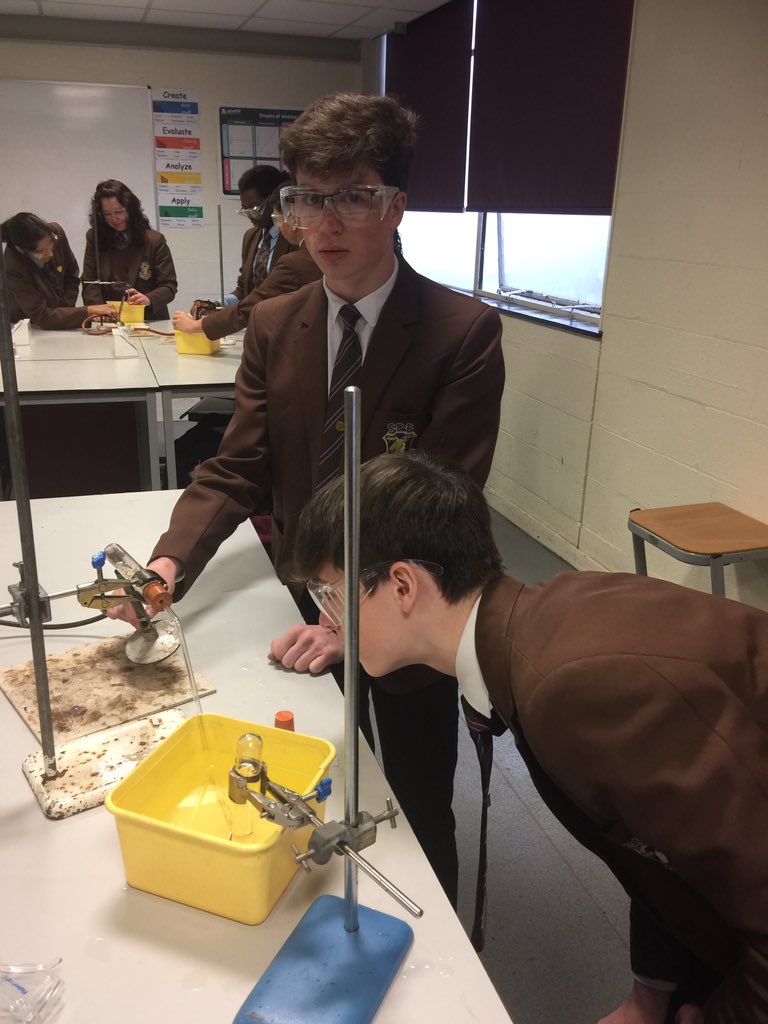 tsc_science's tweet image. Following their modelling success Miss Reid’s Yr11 practically cracked some paraffin #thermaldecomposition