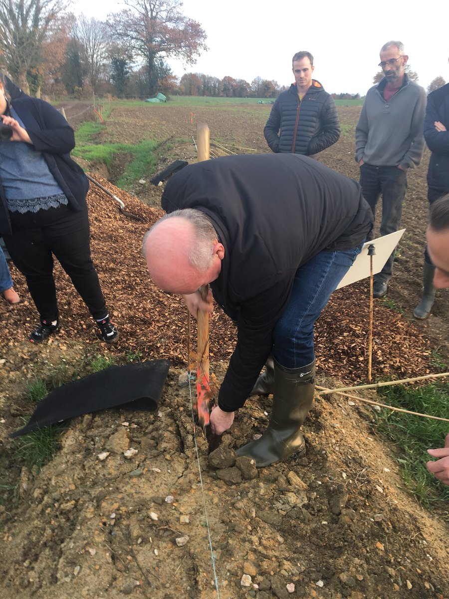 clangouet2017's tweet photo. Plantation 700m. d’une haie chez Maxime Daudin et Aurelien ROBERT (producteurs lait bio) à #Cosmes en #PaysdeCraon dans le cadre d’aide dép.  @lamayenne Défi 1 arbre 1 mayennais https://t.co/5IVhNKNtYJ @ChambagriPdL @Prefet53 #PointInfoBocage https://t.co/zreQhkoSfQ #mayenne https://t.co/rYwv5rFzSB