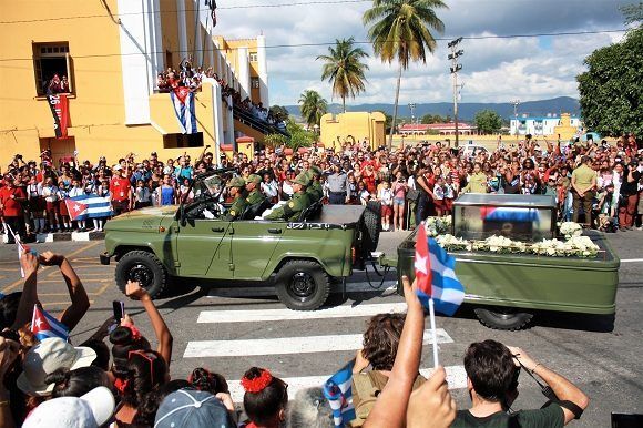 HectorIgarzaC's tweet photo. #Fidel: Primeros y últimos minutos de una caravana (+Fotos) https://t.co/mXH9bWhIIQ via @cubadebate_cu │#TributoAFidel #FidelPorSiempre #HastaSiempreComandante #Cuba #YoSoyFidel https://t.co/Ue3GA7FrGF
