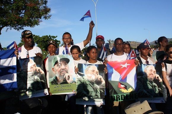 HectorIgarzaC's tweet photo. #Fidel: Primeros y últimos minutos de una caravana (+Fotos) https://t.co/mXH9bWhIIQ via @cubadebate_cu │#TributoAFidel #FidelPorSiempre #HastaSiempreComandante #Cuba #YoSoyFidel https://t.co/Ue3GA7FrGF