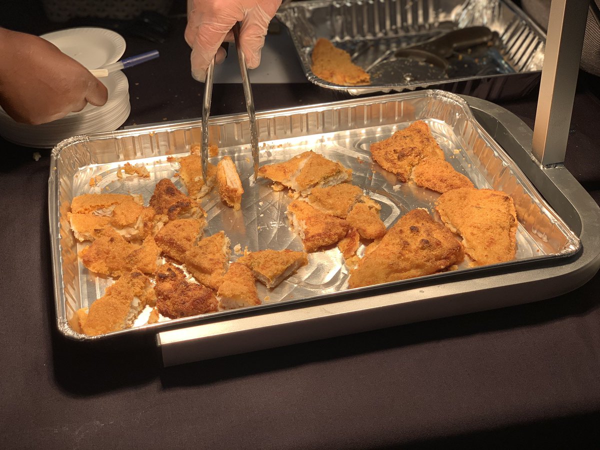 PHLschoolOps's tweet image. Many students were excited to try the Fiesta Stuffed Pollock provided by @highlinerjobs! 🐟 #SchoolFood #SchoolLunch