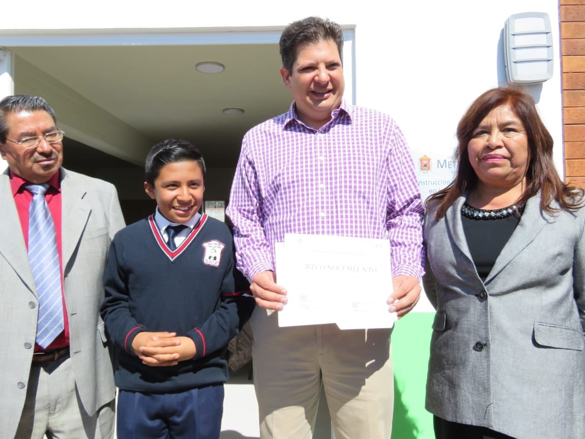 DavidLopezDLC's tweet photo. Esta tarde, me encuentro en la Primaria Benito Juárez de San Lucas Tunco, cumpliendo un compromiso con esta comunidad estudiantil. Hoy les entregamos el comedor para los alumnos de esta escuela. 
#GobiernoQueDecideContigo
#Metepec #DecideContigo #PorLaEducación https://t.co/6c4HvYT5tl