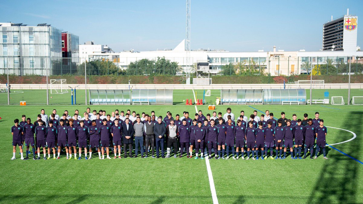 📷 Minut de silenci abans dels entrenaments dels tres equips del futbol formatiu professional (Barça B, Juvenil A i Juvenil B) i dels responsables de l’àrea de futbol en memòria del president Josep Lluís Núñez. Descansi en pau