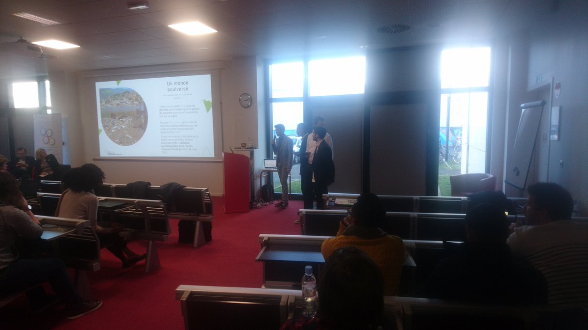 BCohenBoulakia's tweet photo. Un grand moment pour les étudiants @CESIingenieurs informatique @CESI_IdFCentre : la conférence autour des #smartcities (#proud) https://t.co/MUfRGCqWpk