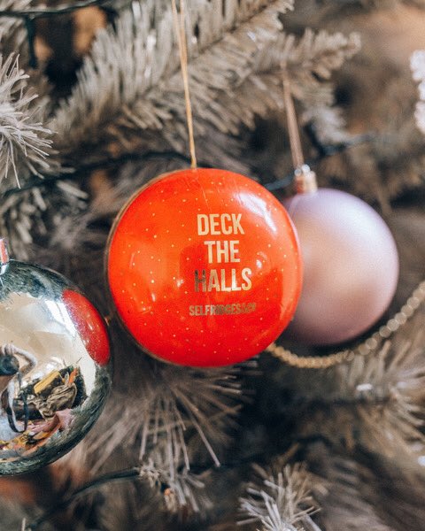 Getting Christmas gifts can be stressful. But is a Christmas hamper the ideal solution? I tried the <a href="/Selfridges/">Selfridges</a> luxury food hamper out on the blog 

heroineinheels.com/2018/12/christ…

#christmas #christmashamper