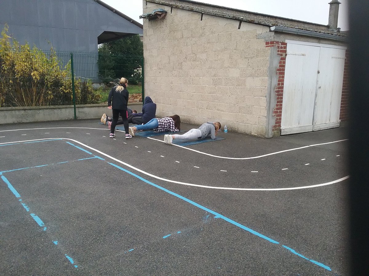vb80260's tweet photo. Allez, on travaille aussi les abdos ! https://t.co/2h12Jq0bTN
