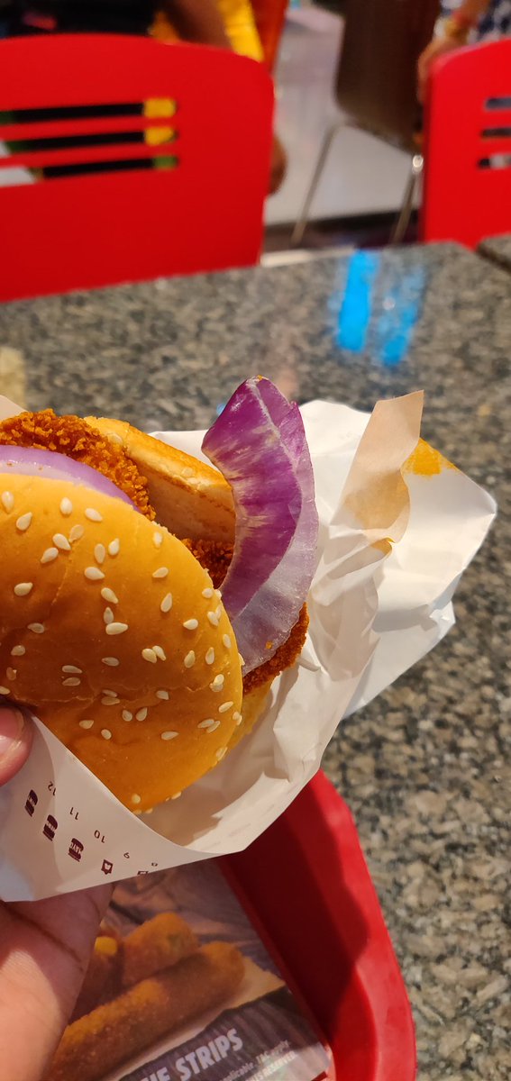 Sumit59977770's tweet photo. @burgerkingindia  this is how burgers are served #unhappycustomer#toi#poorlyserved#stale#onion# https://t.co/IBjYR8sQOX