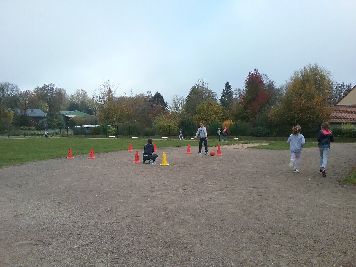 vb80260's tweet photo. Ici le stand basquet-squat. https://t.co/6mAHyMxjVc
