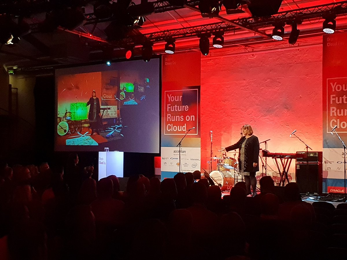 PasiJaakkola's tweet image. Cynthia on stage at #OracleCloudDaySE @AccentureTech Oracle vision 2018