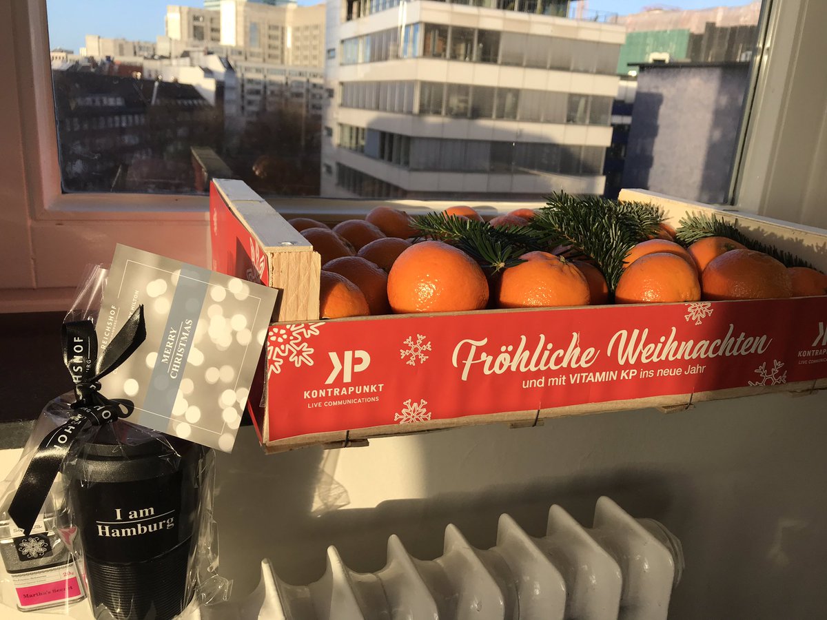 niom_frank's tweet photo. 🎄Vielen Dank an @ReichshofHH für ☕️tasse, Tee &amp; Plätzchen sowie Grazie an @Kontrapunkt_DE für die Kiste 🍊 mit Energie 🏋️‍♂️ für den Jahresendspurt 🏃‍♂️! 
Ihr seid die Besten 👍
#eineStadtmitTollenPartnern https://t.co/xYDrZFgp8d
