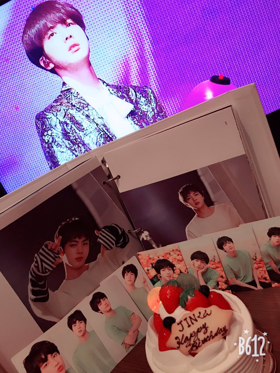 re_code003's tweet photo. 20181204
ジンニム誕生日おめでとう♡*｡ﾟ

いつもかっこよくて
マンネっぽい長男のジンニムが
可愛くて大好きです¨̮♡

いつも素敵な歌声聴かせてくれて
ありがとう｡˚✩

#빅히트김석진 #월와핸 #아미밤홍보대
#HAPPY_JIN_DAY https://t.co/c6vgZcqLr8