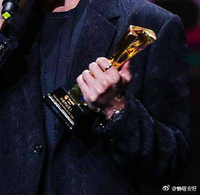 YangShuangPH's tweet photo. Hmm. That ring on the index finger is looking good. 🤔

Really? Thinking of marriage? 🙊

#YangYang #YangShuang #YangShuangPH #杨洋 #洋爽 https://t.co/dYBAYXLrxg