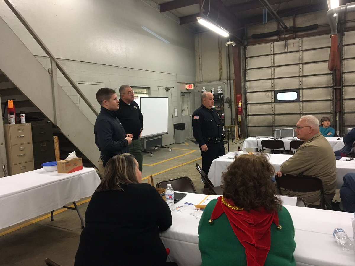 HCCSCTrans's tweet photo. Huntington Police and Huntington Sherrif department training our drivers on what to look for on their buses. #nomoredrugs #endjuuling #ourbusdriversrock #HCCSCTrans https://t.co/kDHpXWJ95p