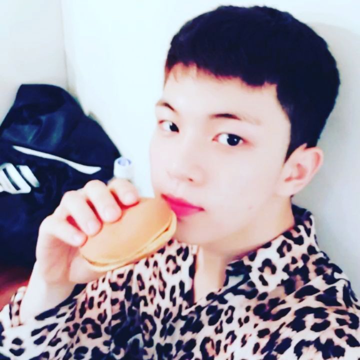 hyo_miii's tweet photo. [Trans] Delicious dinner
#NFlying #YooHweseung #Icouldntresistagain #Ihadabiteandtookaphoto #Gyudon #salmon #dorayaki #Hweraemon  #gyudon #thankyou #forcoming！#Pleasetakecareofme #againnextime https://t.co/70yQHkcJAZ