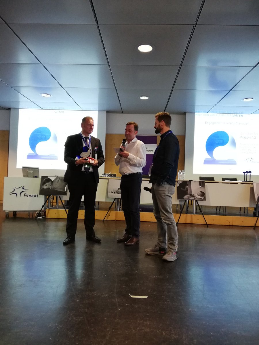 VolkerBaisch's tweet photo. Awards für erfolgreiche Väterarbeit!
3/3 Christian Meyer von @FraportAG als Diversity Manager 2018
#vätersummit
#vaeternetzwerk
#vereinbarkeit https://t.co/KQaGDKC9md