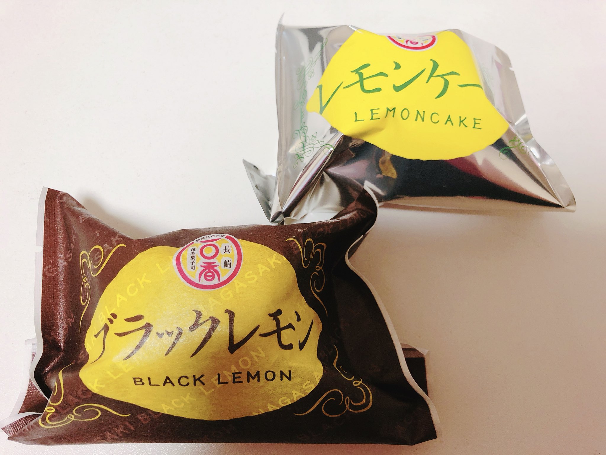 山本貴子 A Twitter 真夜中のスイーツタイム 長崎 茂木一 香本家 レモンケーキ ブラックレモン は新作 ビターなココア生地とレモンピール あんずピールが絶妙にマッチ 茂木一まる香本家 長崎 レモンケーキ ブラックレモン 銘菓 スイーツ 和菓子