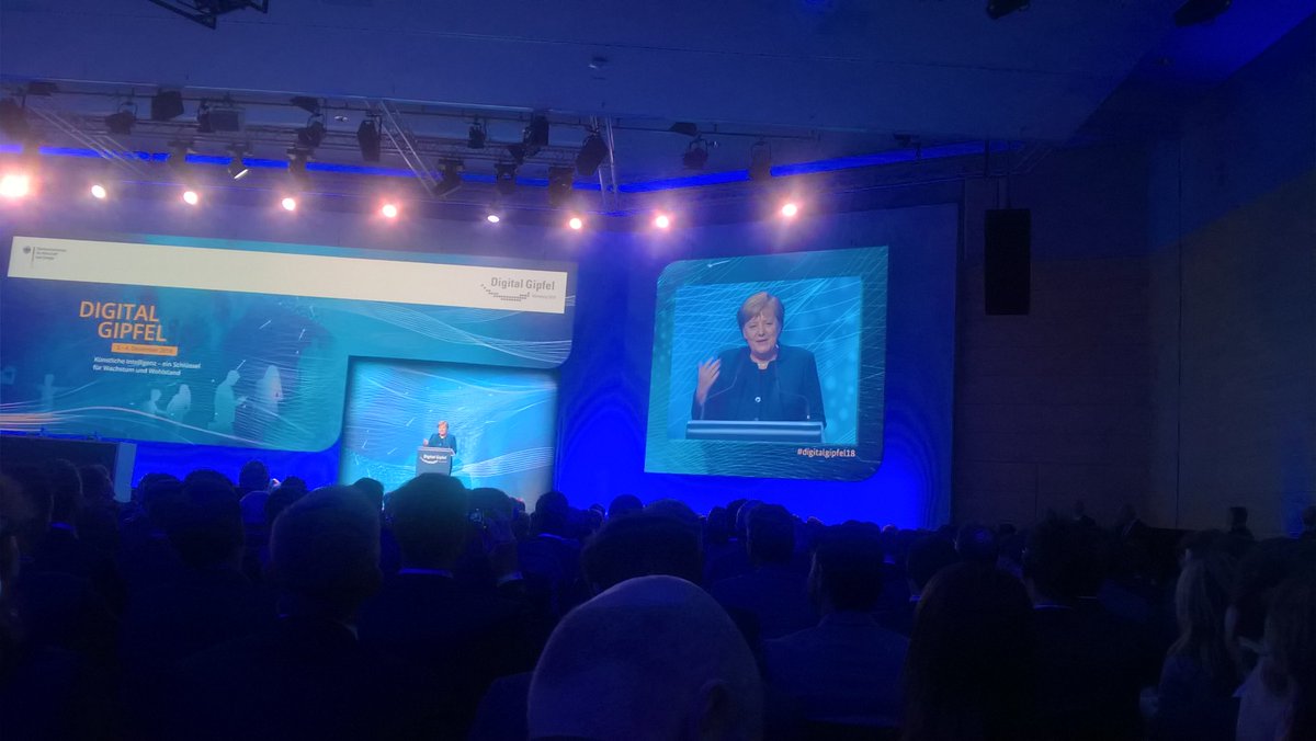 Angela Merkel zwischen den Gipfeln reisend und heute hier auf dem #DigitalGipfel2018