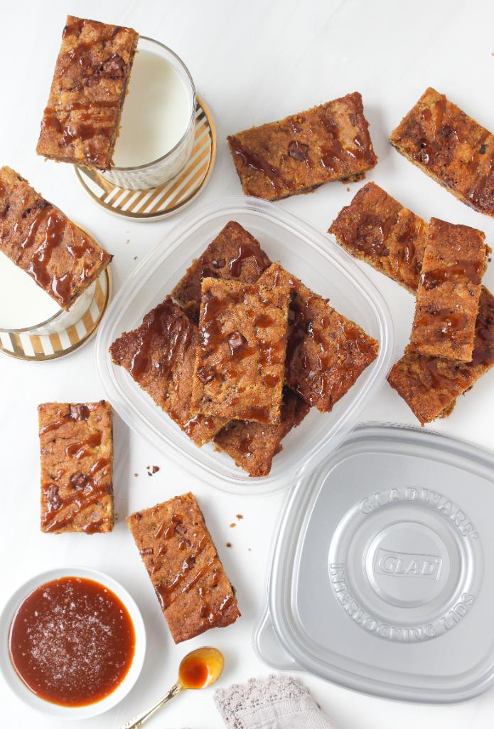 Give me all the cookies! Cozy up with fresh baked cookie bars today for National Cookie Day and save the leftovers with Glad's new metallic-colored containers. #NationalCookieDay