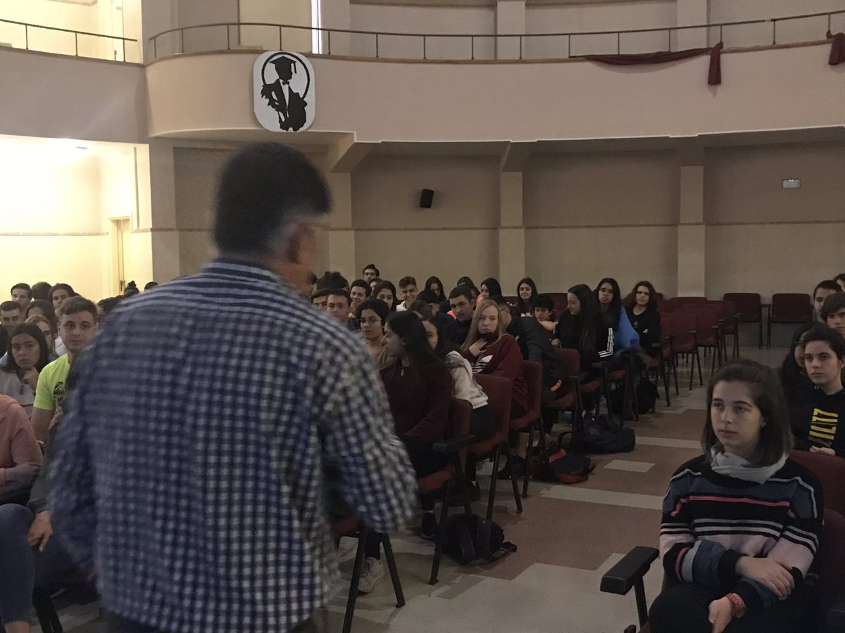 Chapatal_RCES's tweet photo. #ElOjoDeLaGuerra , maravilloso taller impartido hoy en nuestro centro por el fotoperiodista @gervasanchez gracias a @AccionExterior del @CabildoTenerife 
Actividades como esta son las que enriquecen a nuestro alumnado y aportan calidad a la enseñanza. #solidaridad #HumanRights https://t.co/qBrlba0oeX