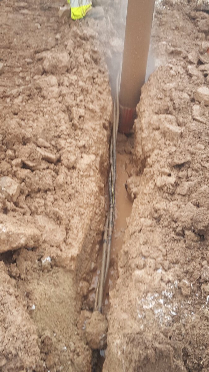 HawkDaylighting's tweet photo. Using hydro excavation to lower secondary electric cables without damaging them.
@ Neenah, WI
#hawkconstruction #construction #truck #vactor #vactormanufactoring #hydrovac #hydroexcavation #excavation #excavate #hawk #teamhawk #hawkcrew #gettingitdone #safedigging #hawktuff https://t.co/S2x36lkPje