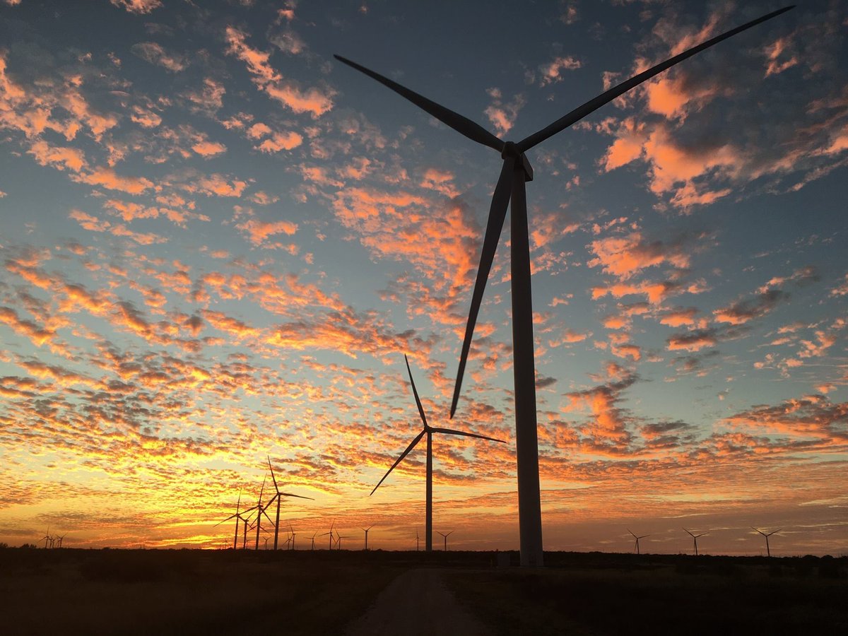 2018Energia's tweet photo. ¿Y si invertir en el planeta fuera la decisión más inteligente? 🌎
No es una puesta de sol cualquiera 🌄, sino una puesta de sol en el parque eólico de San Román, en Texas 🇺🇸 #EnergíasRenovables #IngenieriaEnEnergia https://t.co/JCi3eIwpzN